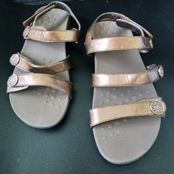 Vionic Sandals-Bronze "Cathy" Triple Strap-Adjustable-Excellent Pre-owned-9 US - Picture 12 of 12